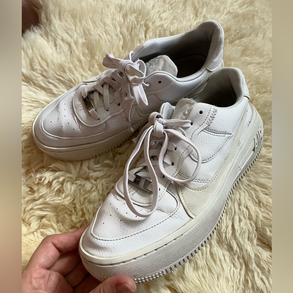 9.5 Nike Air Force 1 Womens White Low Top Lace Up Athletic Sneaker - Picture 2 of 5